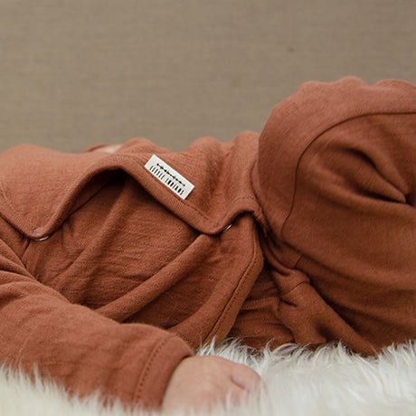 Biologische Amber Brown Lange Mouwen Romper voor Baby's - Little Indians®