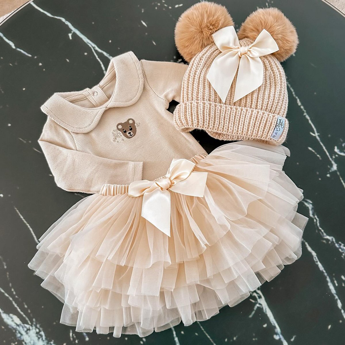 May Mays baby wintermuts Claire gebreid beige pompoms