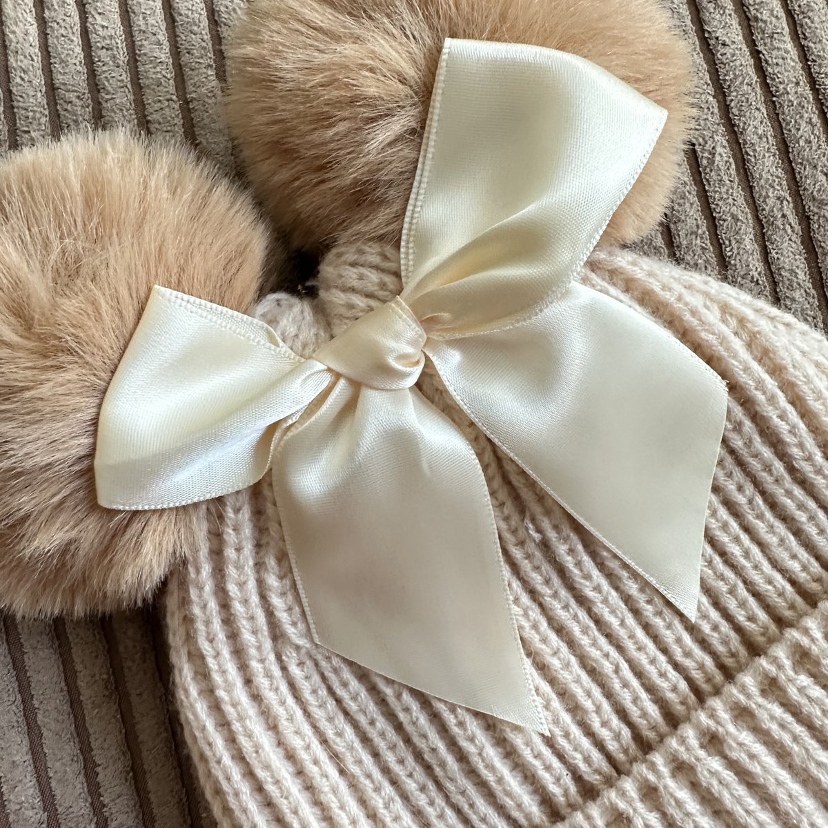 May Mays wintermutsje Claire gebreid beige pompoms