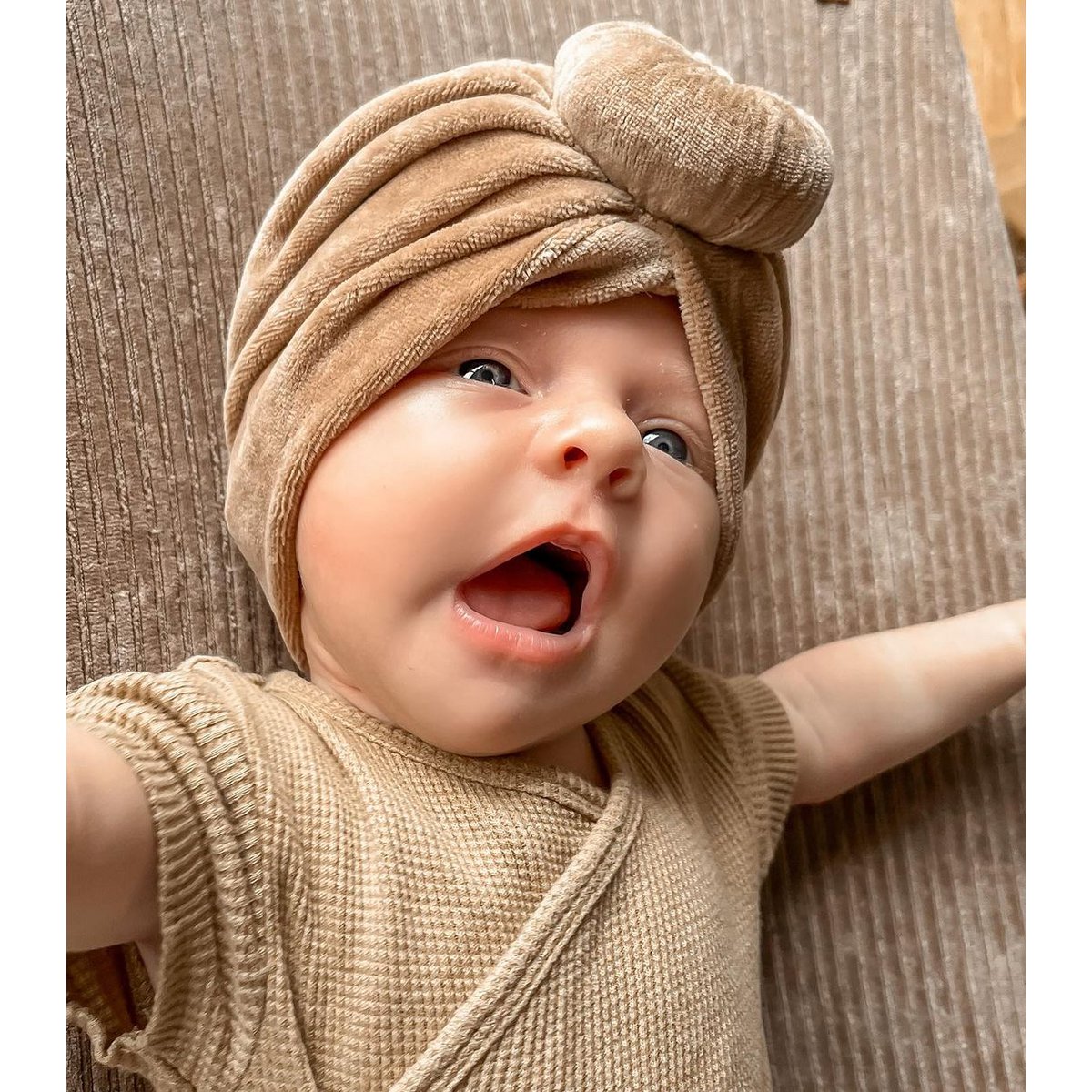 May Mays turban mutsje Mae velvet taupe