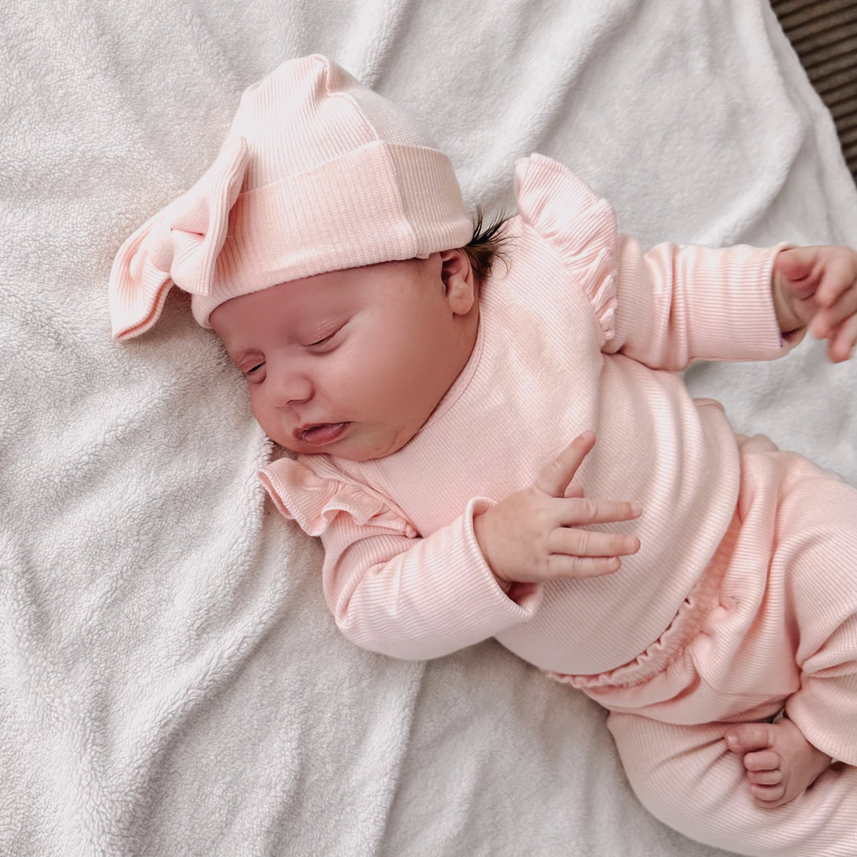 May Mays baby newborn mutsje Beau strik rib roze