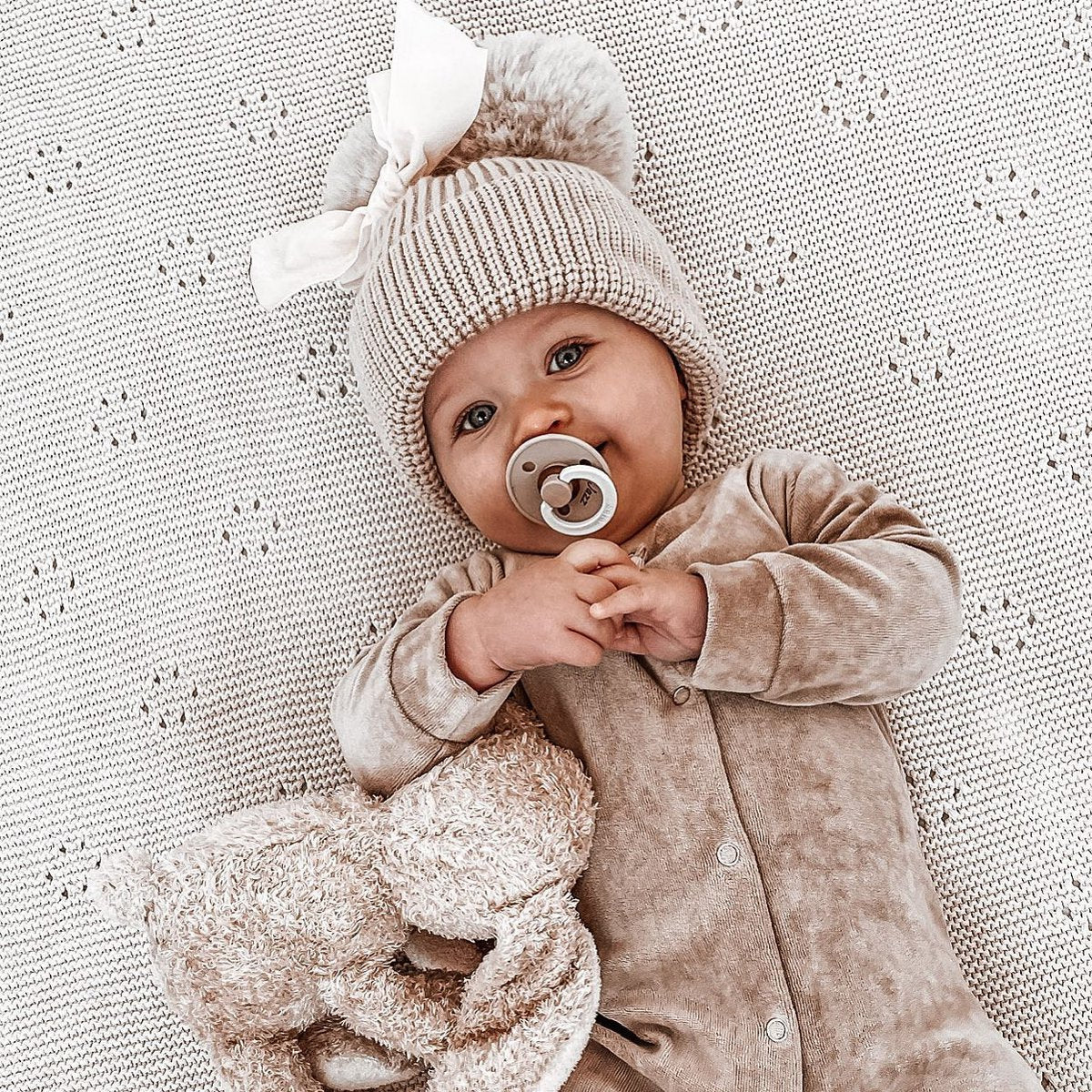 May Mays baby wintermuts Claire gebreid beige pompoms