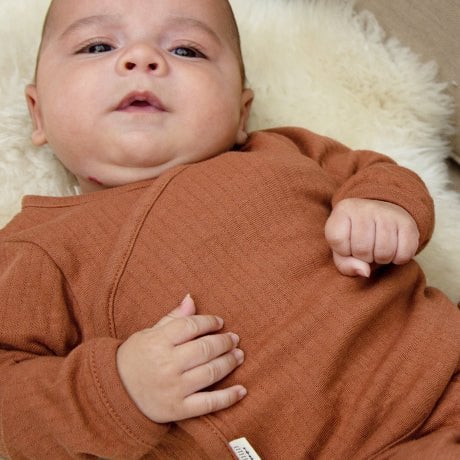 Biologische Amber Brown Lange Mouwen Romper voor Baby's - Little Indians®